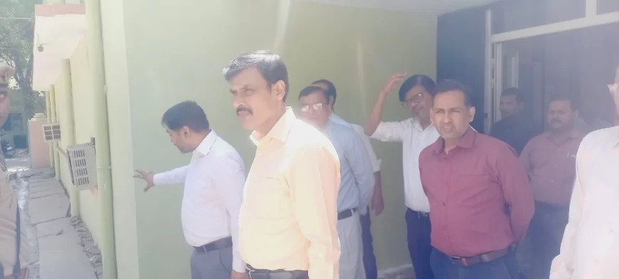 वित्तीय वर्ष के प्रथम दिन जिलाधिकारी ने किया कोषागार का निरीक्षण