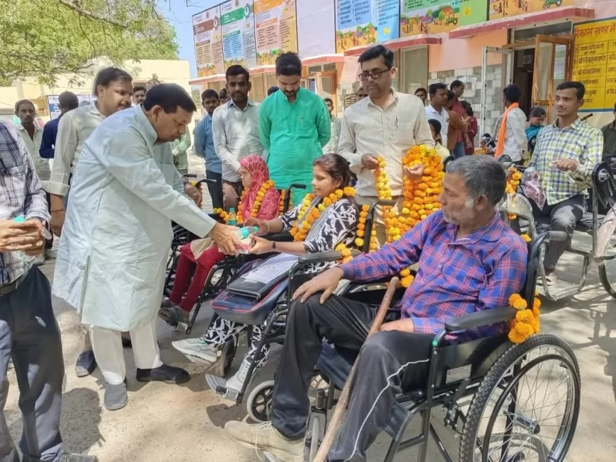 कछौना ब्लॉक सभागार में विधायक रामपाल वर्मा ने दिव्यांगजनों को वितरित किये उपकरण