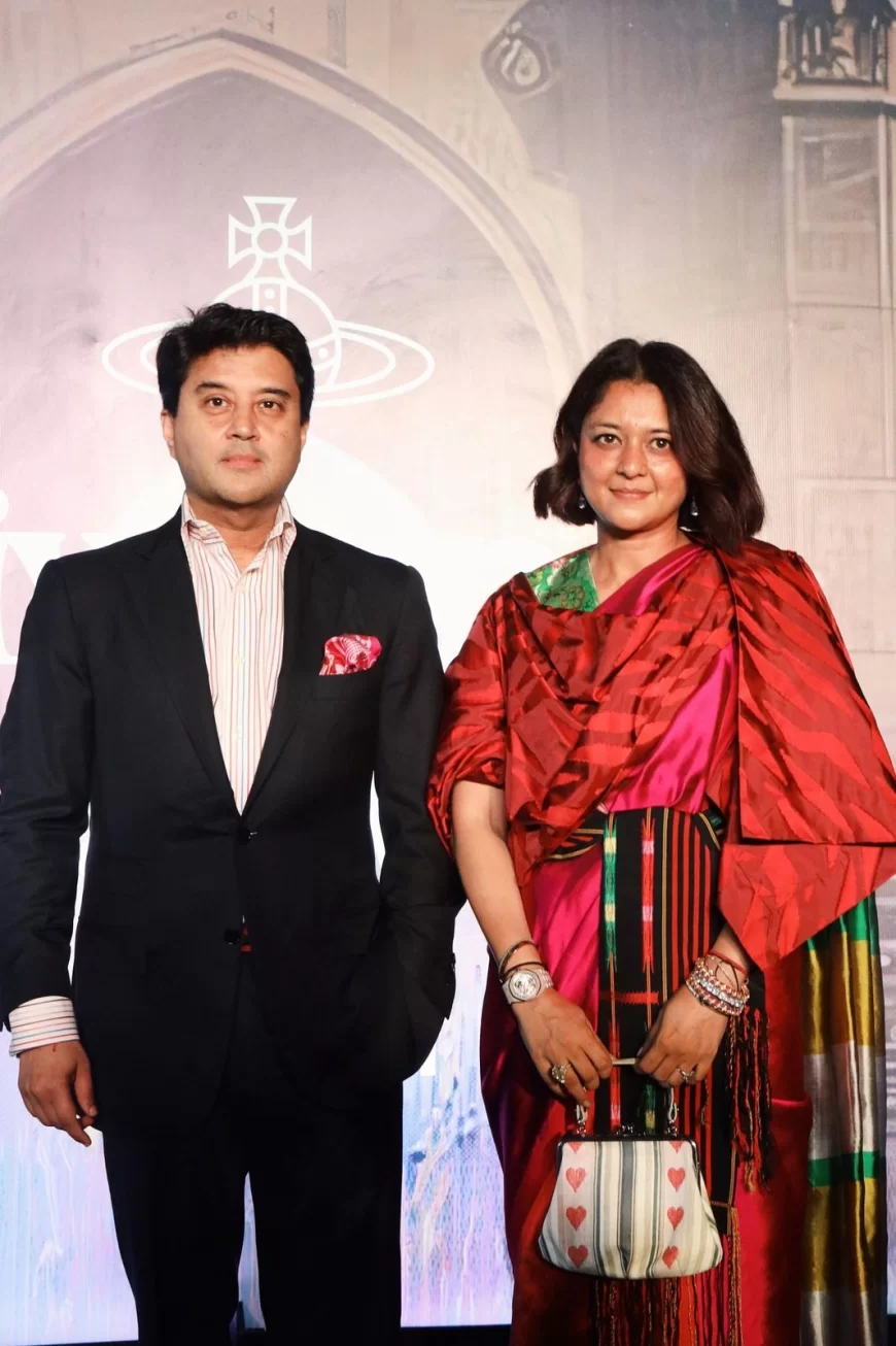 मुंबई में आयोजित फैशन शो में शामिल हुए श्री सिंधिया, पत्नी प्रियदर्शिनी राजे सिंधिया भी रही मौजूद, आयोजन में चंदेरी की कला का हुआ प्रदर्शन