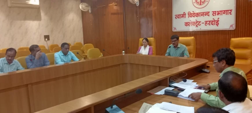 सुरसा व मल्लावां ब्लाक में एक एक विद्यालय की बाउंड्री वॉल न बनने पर बीडिओ व खण्ड शिक्षा अधिकारी का वेतन रोकने के डीएम ने दिये निर्देश
