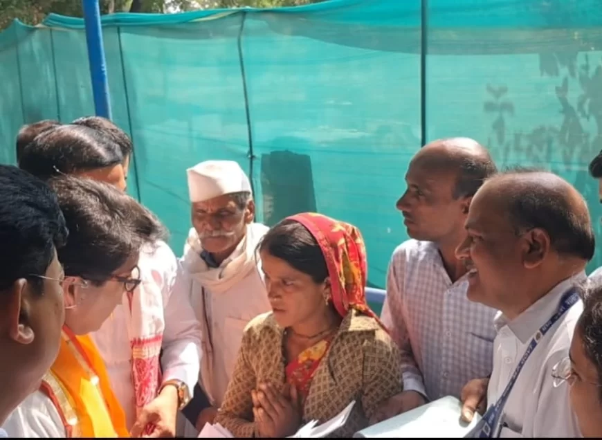 आगजनी में जली अंकसूचियां को बनवाकर सिंधिया ने आवेदिका को प्रदान की