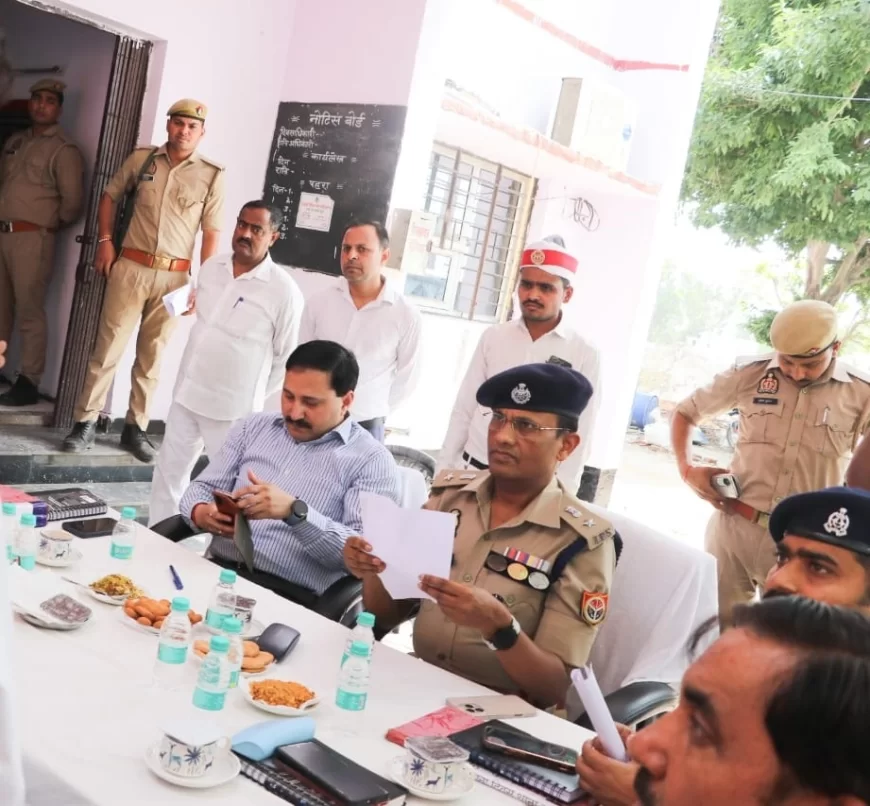 जिलाधिकारी एवं पुलिस अधीक्षक द्वारा संयुक्त रूप से थाना सादाबाद पर 'थाना दिवस' का आयोजन कर आमजन की शिकायतों को सुना गया तथा उनके त्वरित व गुणवत्तापूर्ण निस्तारण हेतु दिए गए आवश्यकदिशा-निर्देश दिशा