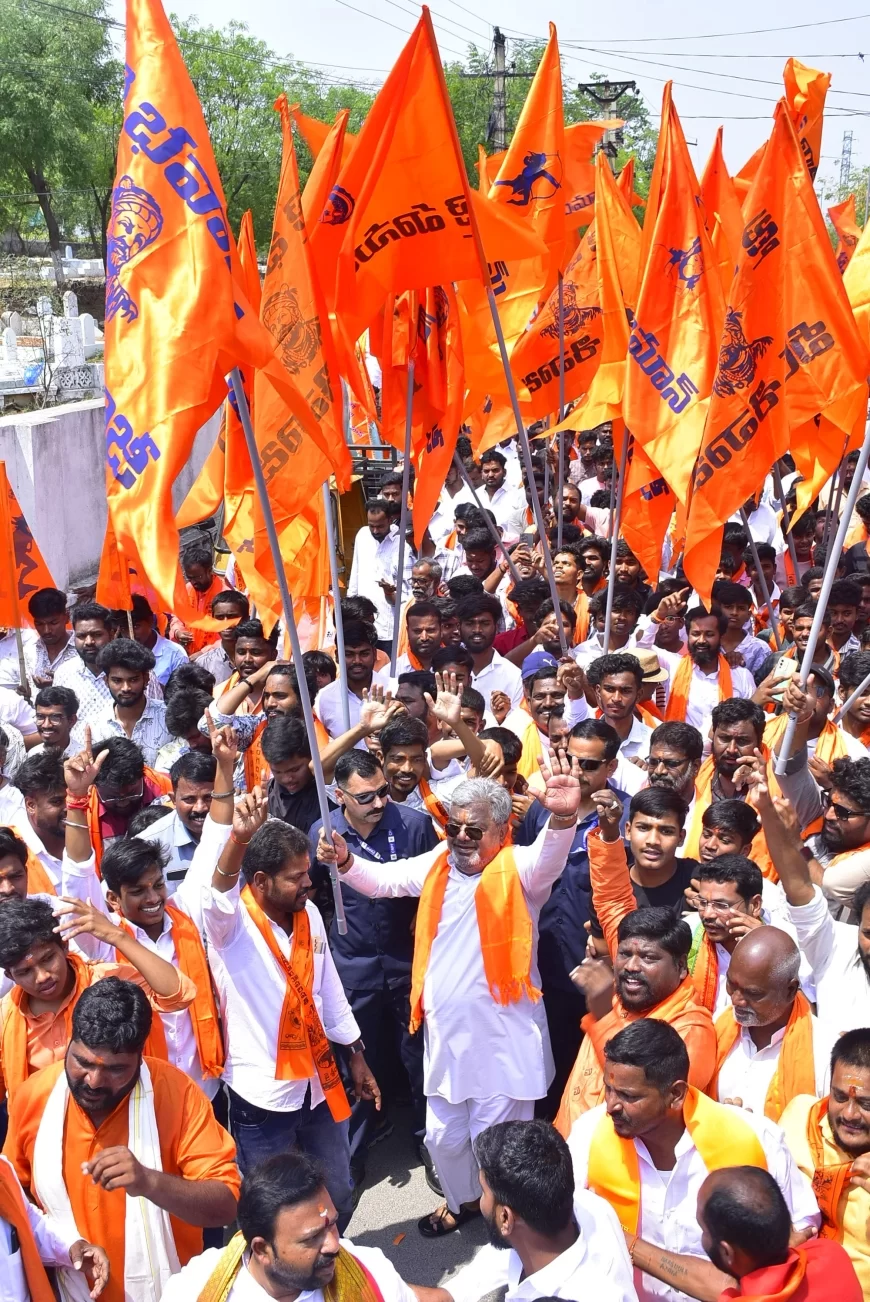 BJP's Gudur participated Hanuman Shobha Yatra in bhuvanagiri.