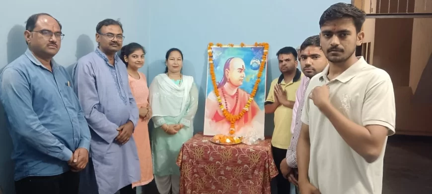 महान गणितज्ञ, खगोलशास्त्री, शून्य एवंदशमलव की खोज करने वाले आर्यभट्ट जी की जयंती पर श्री ब्रह्मभट्ट ब्राह्मण मंच अलीगढ़ द्वारा उनकी जन्म जयंती पर मंच के पदाधिकारियों जोर मनाया जन्मदिन