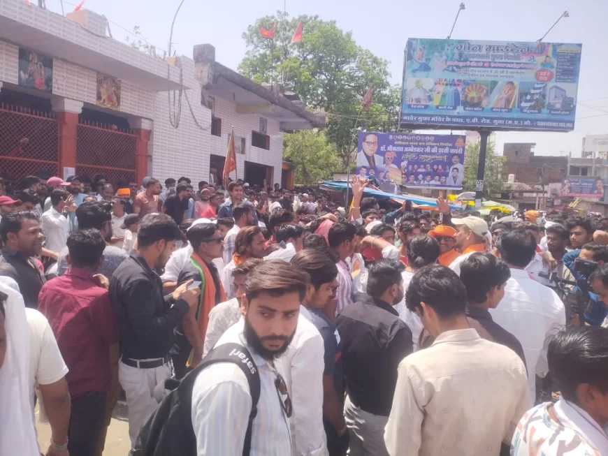 हिंदुओं पर हमला करने वालो पर हो बुलडोजर की कार्यवाही, हनुमान चौराहे पर एकत्र हुए हिंदू