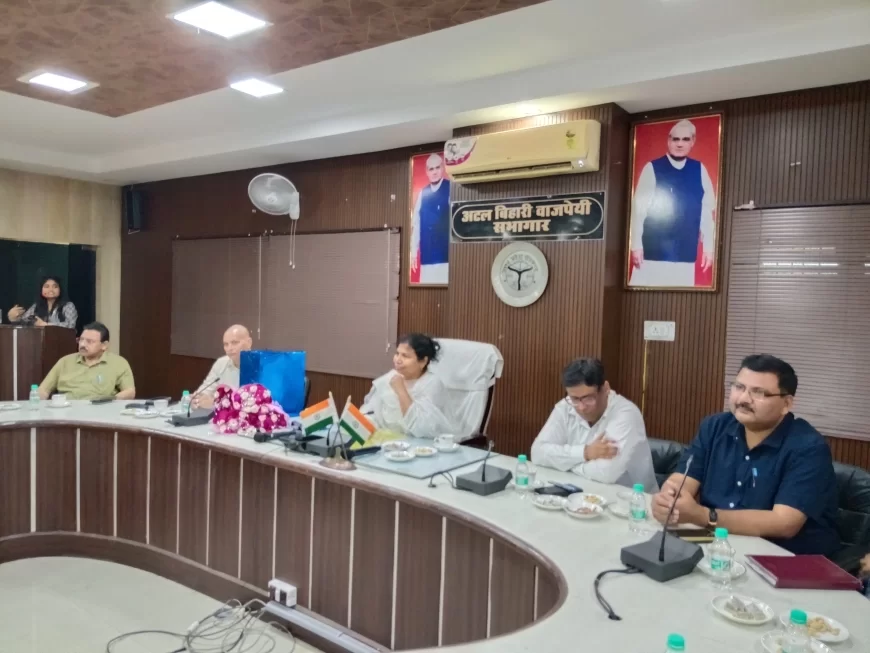 बदायूं की जिलाधिकारी निधि श्रीवास्तव को विदाई समारोह में मिला सम्मान