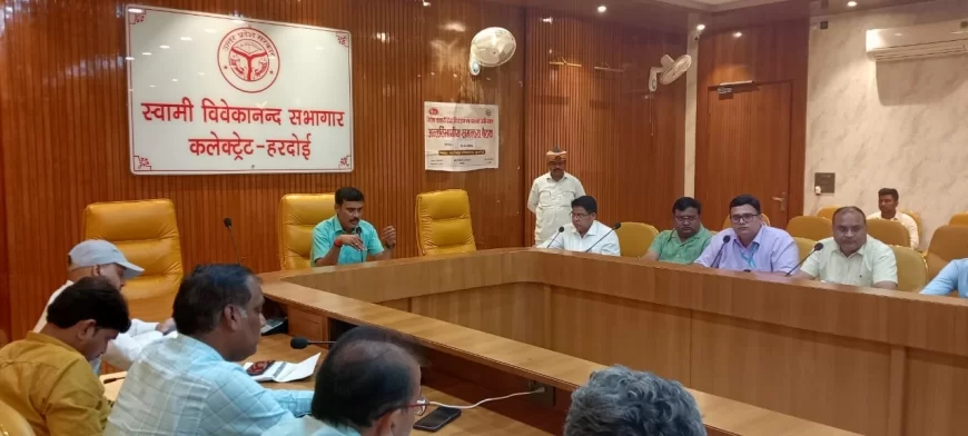 विशेष संचारी रोग नियंत्रण अभियान को लेकर जिलाधिकारी की अध्यक्षता में हुई समीक्षा बैठक