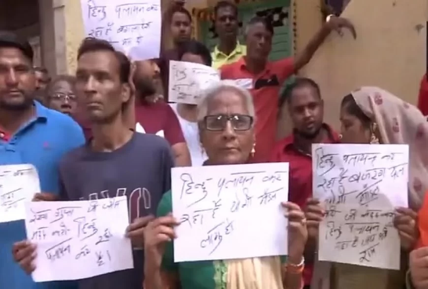 'ये मकान बिकाऊ है': सीलमपुर में नाबालिग की हत्या के बाद लगे हिंदू पलायन के पोस्टर, लोगों में दहशत