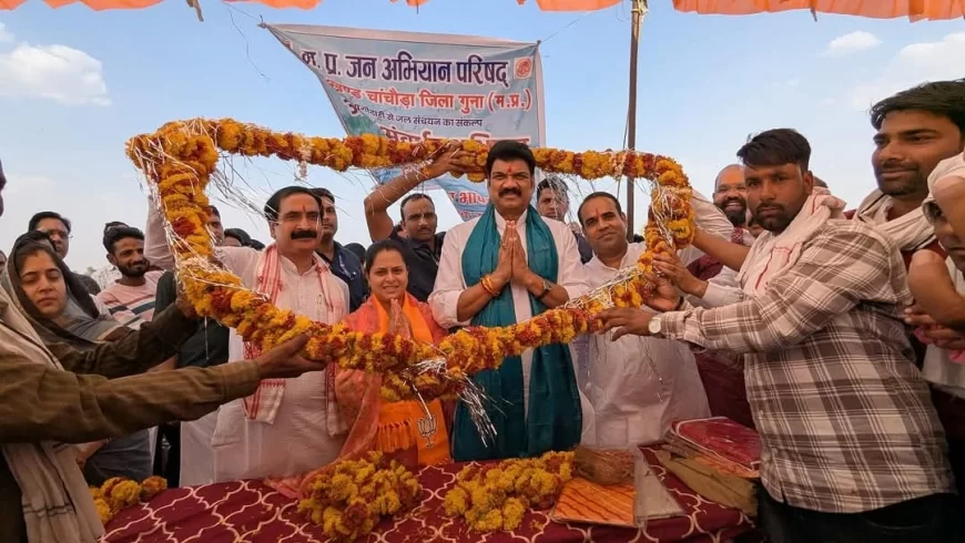 जल गंगा संवर्धन अभियान में मंत्री गोविंद सिंह राजपूत ने किया तालाब गहरीकरण में श्रमदान