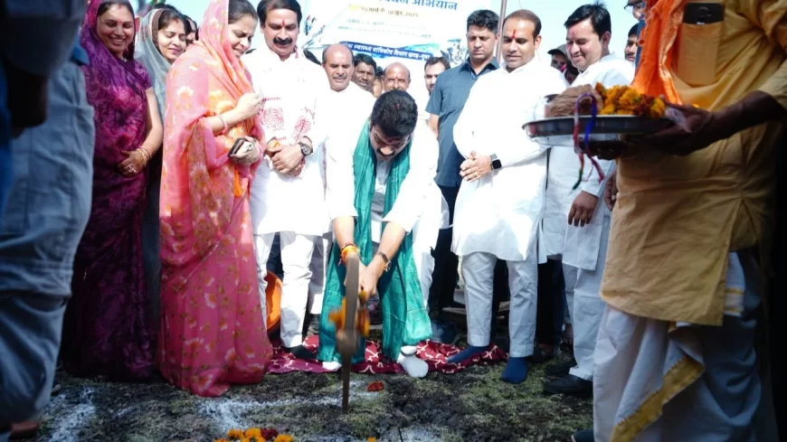 प्रभारी मंत्री गोविंद सिंह राजपूत ने ग्राम सागर में तालाब गहरीकरण कार्य में दी अपनी सहभागिता