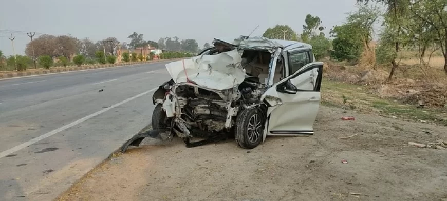 सड़क किनारे खड़े डंपर से टकराई कार, चार की मौत और महिला समेत दो घायल, जिला अस्पताल रेफर