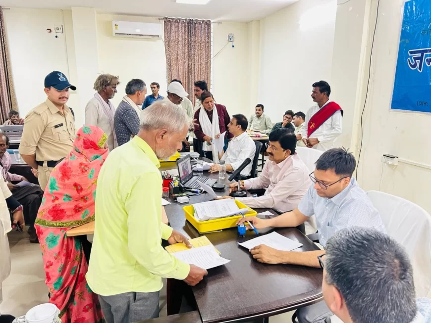 कलेक्टर द्वारा जनुसनवाई के दौरान विभिन्न समस्या संबंधी आवेदनों का किया निराकरण
