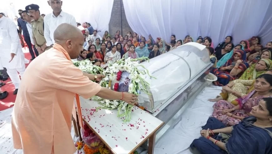 शुभम के परिवार से मिले सीएम योगी, बोले- आतंकवाद को नेस्तनाबूद करेंगे, ये हमला क्रूर और वीभत्स