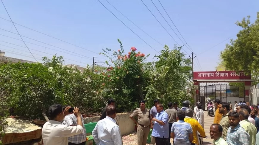 मथुरा: रेलवे की जमीन में बना दिया अमरनाथ शिक्षण संस्थान का गेट, तोड़ने पहुंचे रेलवे अधिकारी...मच गया बवाल