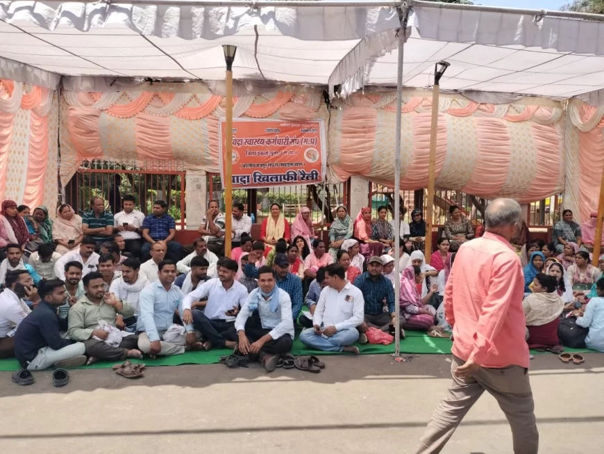 अनिश्चितकालीन हड़ताल पर बैठे एनएचएम संविदा कर्मचारी, स्वास्थ्य सेवाएं हुईं प्रभावित
