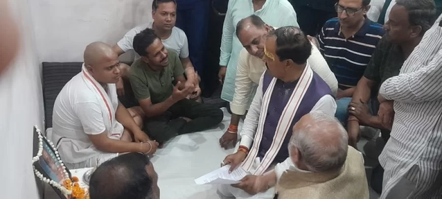 मथुरा में व्यापारी नेता की हत्या...परिवार से मिले उपमुख्यमंत्री केशव प्रसाद माैर्य, परिजनों ने की ये मांग