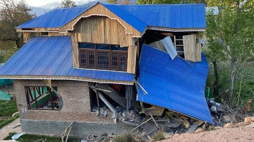 हमले के बाद सुरक्षाबलों का बड़ा एक्शन, शोपियां और कुलगाम में आतंकियों के घर आईईडी से ध्वस्त