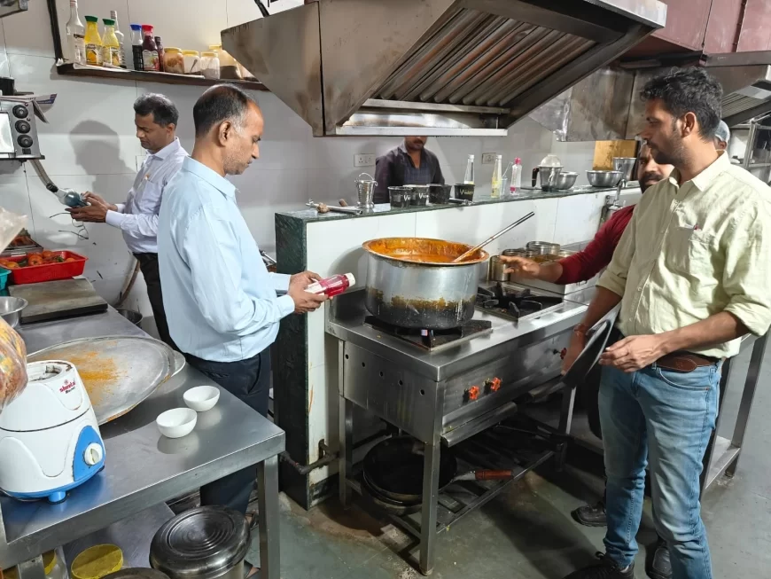 मिलावाट के विरूद्ध अभियान：खाद्य सुरक्षा विभाग की टीम ने होटल एवं रेस्‍टोरेण्‍ट से लिये जांच हेतु सैंपल