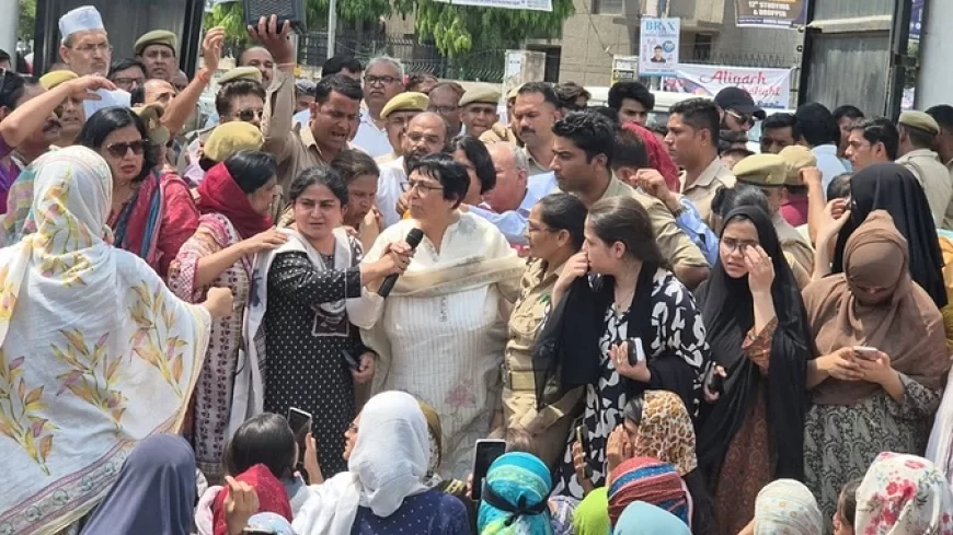 बिजली न आने को लेकर वीमेंस कॉलेज के अब्दुल्ला हॉल की छात्राओं का हंगामा जारी, प्रॉक्टर टीम से नोक-झोंक