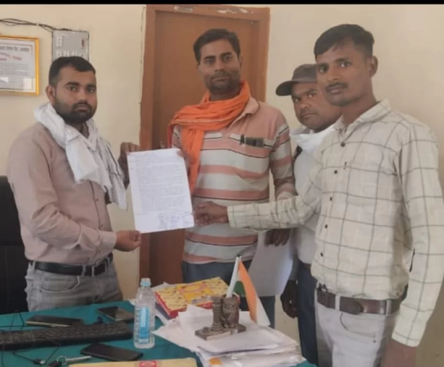विद्युत विभाग के संविदा कर्मियों ने विभिन्न मांगों को लेकर अवर अभियंता को दिया ज्ञापन