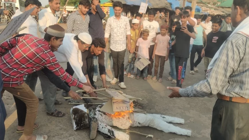 बमोरी में मुस्लिम समाज ने जलाया आतंकवाद व पाकिस्तान का पुतला, बड़ी संख्या में उपस्थित रहे ग्रामीण जन