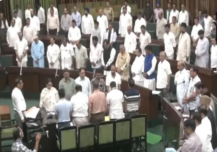 जम्मू-कश्मीर के विधायकों ने पहलगाम आतंकी हमले के पीड़ितों के लिए मौन रखा