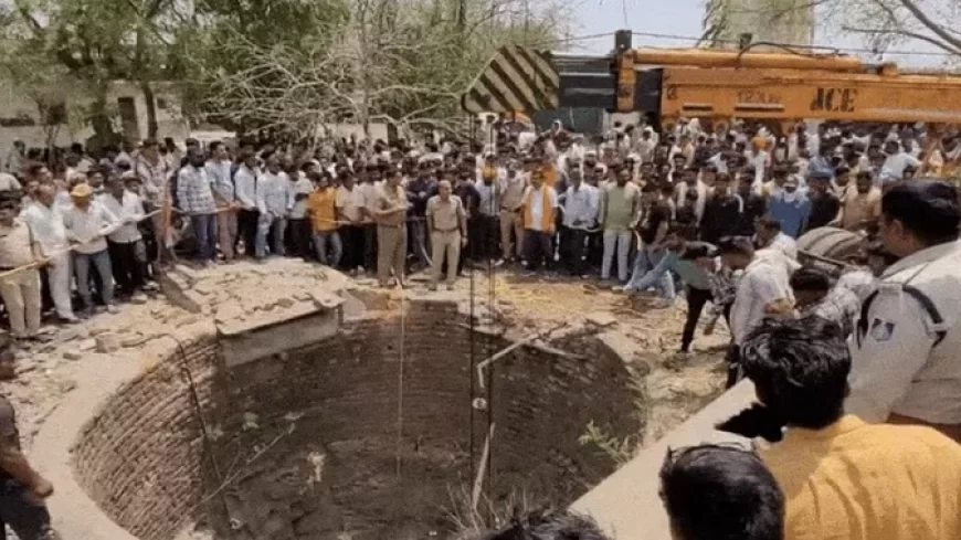 मोटरसाइकिल से टकराने के बाद कुएं में गिरी वैन, 12 लोगों की मौत