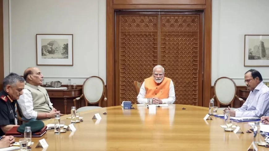 पीएम आवास पर हाई लेवल मीटिंग जारी, बैठक में अजीत डोभाल और तीनों सेनाओं के प्रमुख मौजूद