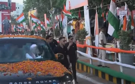 बिहार भाजपा कार्यालय पहुंचे प्रधानमंत्री नरेंद्र मोदी, पटना के रोड शो में हुई पुष्प वर्षा