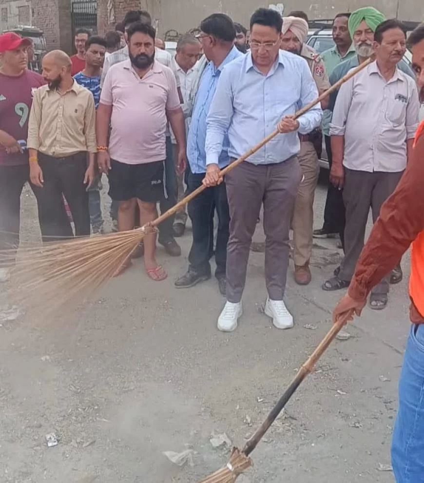 विधायक डॉ. अजय गुप्ता ने चलाया सफाई अभियान: कहा- सफाई व्यवस्था को बेहतर बनाया जा रहा है