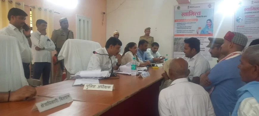 तहसील समाधान दिवस में जिलाधिकारी ने लोगों की समस्याओं को सुना