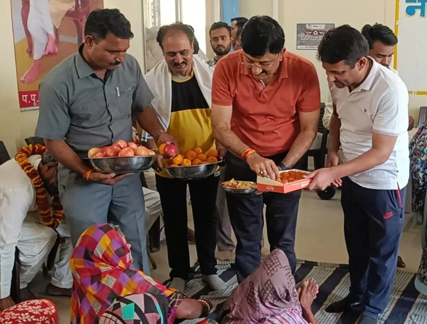 जन्मदिवस पर कलेक्टर किशोर कन्याल ने वृद्धाश्रम में बुजुर्गों से लिया आशीर्वाद, व्यवस्थाओं का किया निरीक्षण