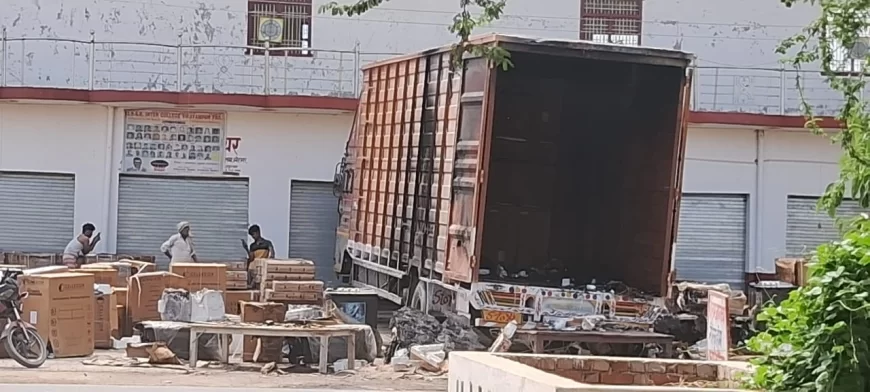 हाईटेशन लाइन के नीचे खड़े कंटेनर में करंट आने से लगी आग इलेक्ट्रॉनिक सामान जला