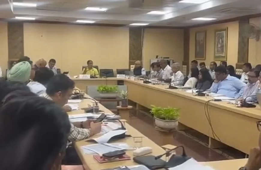 आपातकालीन तैयारियों पर दिल्ली में बैठक, सीएम रेखा ने सभी विभागों के प्रमुखों के साथ की चर्चा