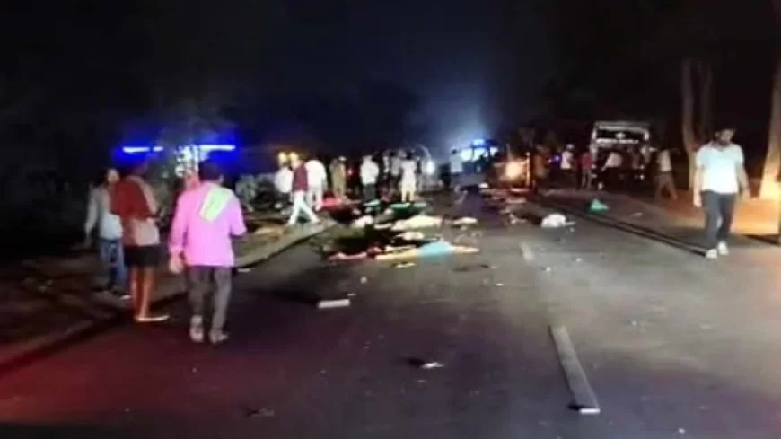 छत्तीसगढ़ में बड़ा सड़क हादसा: ट्रक और ट्रेलर की टक्कर में 13 लोगों की मौत, सड़क पर बिखरे पड़े दिखे शव