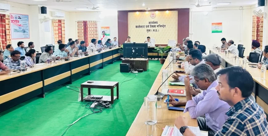 कलेक्‍टर ने जल संरक्षण को बढ़ावा देने रूफ वाटर हार्वेस्टिंग एवं जल संरचनाओं के रिनोवेशन के लिये जनप्रतिनिधि, सामाजिक एवं धार्मिक संस्थाओं के प्रतिनिधियों के साथ की बैठक 
