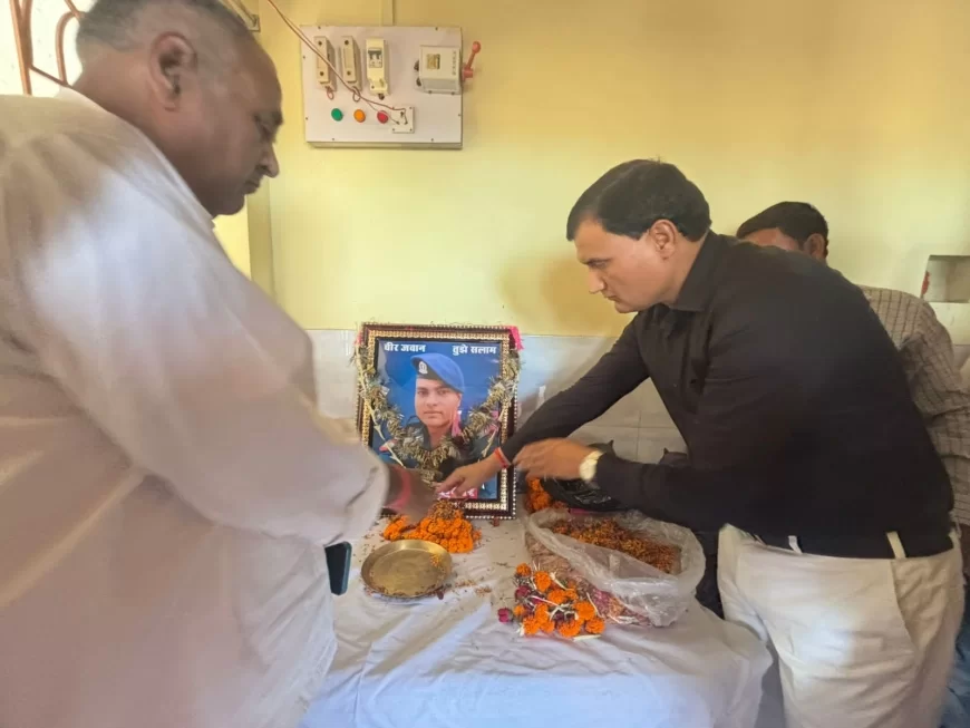कारगिल मे शहीद जवान मनीष के घर पहुंच समाजसेवी डॉ अनुज ने जताई संवेदना