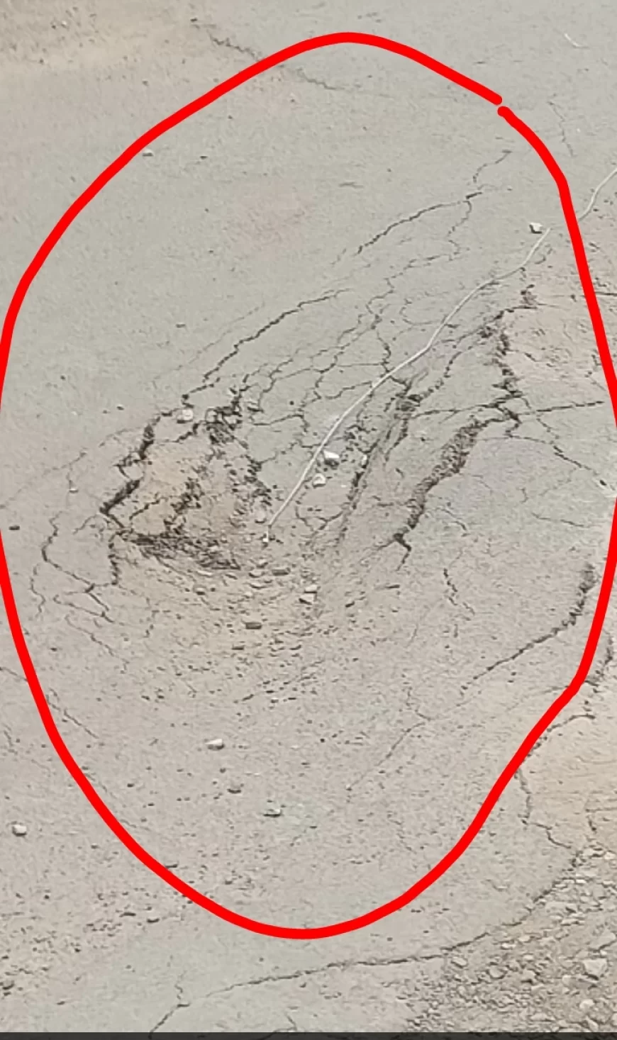 गुणवत्ता विहीन सड़क का हुआ निर्माण कार्य, कम समय में ही इस सड़क का डामरीकरण उधड़ा, भाजपा नीत नपा में श्रीमती सविता गुप्ता के कार्यकाल में सड़को के ये हाल यह हालत माननीय विधायक पन्नालाल के निज निवास के बहुत करीब है, यही सोचकर गुणवत्ता पर ध्यान दे दिया होता?