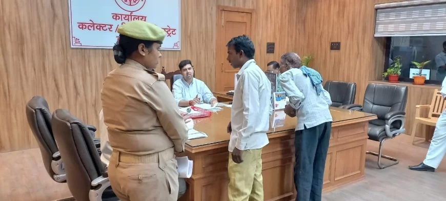 जिलाधिकारी ने लोगों की समस्याओं को ध्यानपूर्वक सुना