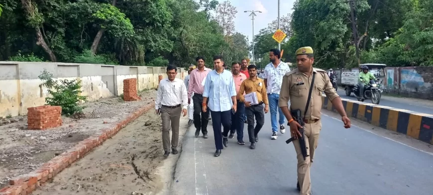 जिलाधिकारी ने किया कलेक्ट्रेट परिसर के बाहर व अंदर चल रहे निर्माण का औचक निरीक्षण