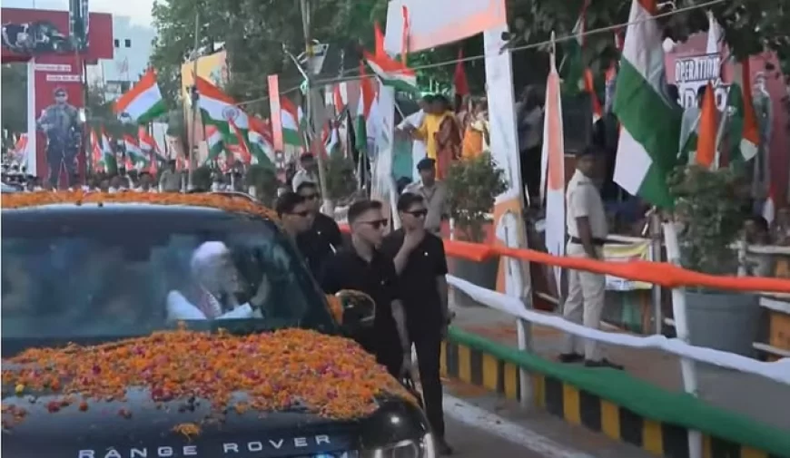 बिहार भाजपा कार्यालय पहुंचे प्रधानमंत्री नरेंद्र मोदी, पटना के रोड शो में हुई पुष्प वर्षा