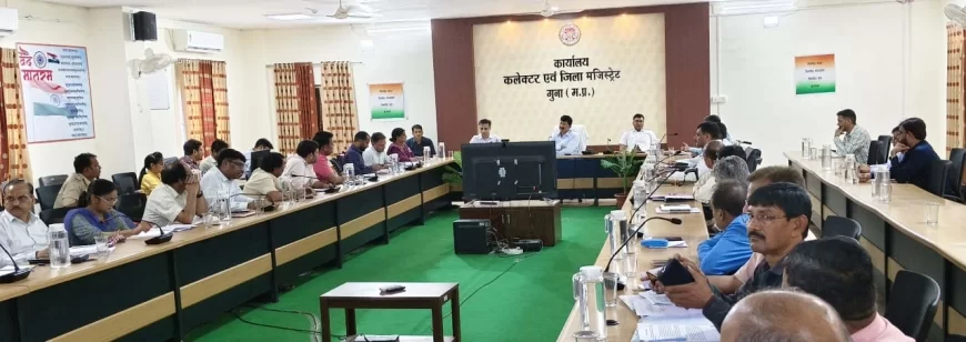 कलेक्टर श्री कन्याल ने अति वर्षा एवं बाढ़ की स्थिति से निपटने की तैयारियों के संबंध में ली बैठक, बाढ़ नियंत्रण और जनहानि रोकने पर की गई चर्चा