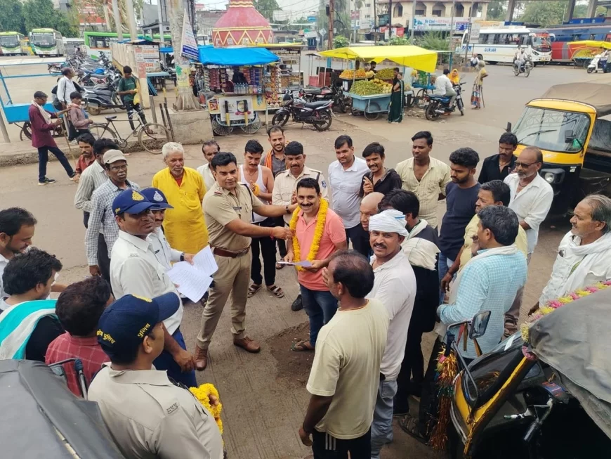 यातायात प्रभारी द्वारा जज्जी बस स्टेण्ड पर ऑटो चालकों यातायात नियमों के प्रति किया जागरूक