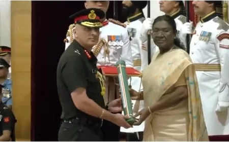 DGMO लेफ्टिनेंट जनरल राजीव घई को उत्तम युद्ध सेवा पदक, राष्ट्रपति मुर्मू ने किया सम्मानित