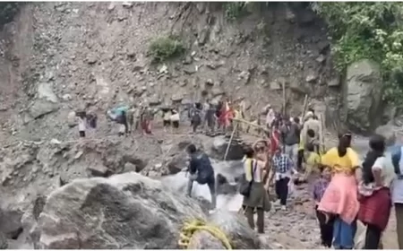 सिक्किम में तबाही: चेट्टन में फंसे 64 पर्यटकों में 17 को सुरक्षित निकाला गया, बचाव दल ने फिर शुरू किया अभियान