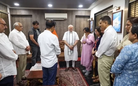 पूर्व सीएम विजय रूपाणी के परिवार से मिले पीएम मोदी, कल विमान हादसे में हो गया था निधन