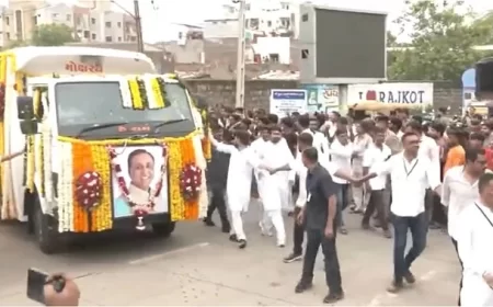 राजकोट में विजय रूपाणी की अंतिम यात्रा शुरू, थोड़ी देर में होगा अंतिम संस्कार