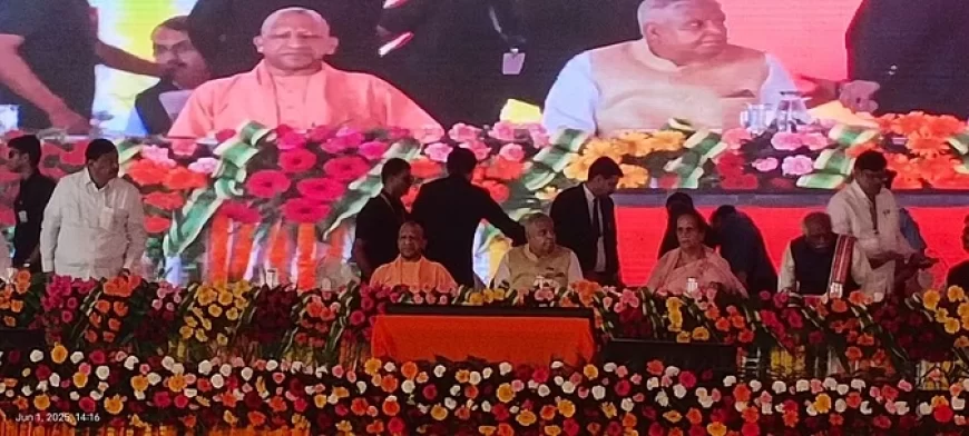 त्रिशताब्दी जयंती समारोह...मंच पर पहुंचे उप राष्ट्रपति और मुख्यमंत्री