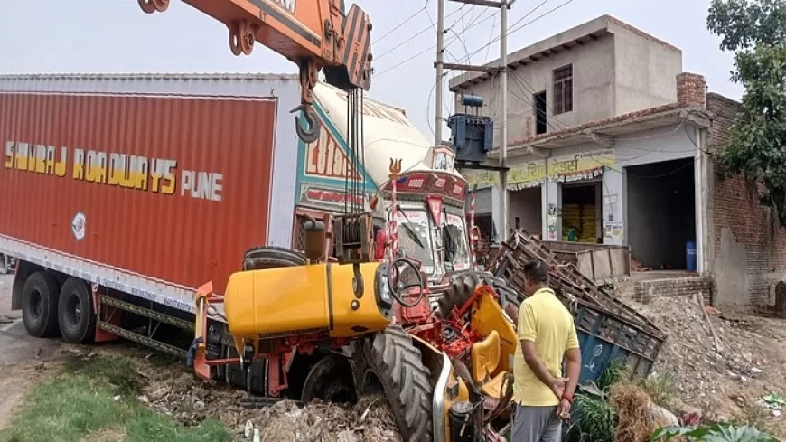 अलीगढ़ में बड़ा हादसा: बकरों से लदा कैंटर डिवाइडर से टकराया, पिता-पुत्र समेत चार की मौत, छह घायल