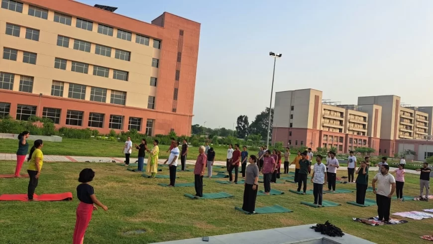 सुलतानपुर: एक पृथ्वी एक स्वास्थ्य की थीम पर मेडिकल कॉलेज में योग कार्यक्रम का आयोजन